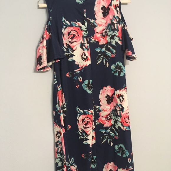 Flowy; floral peek-a-boo shoulder dress - Picture 4 of 7